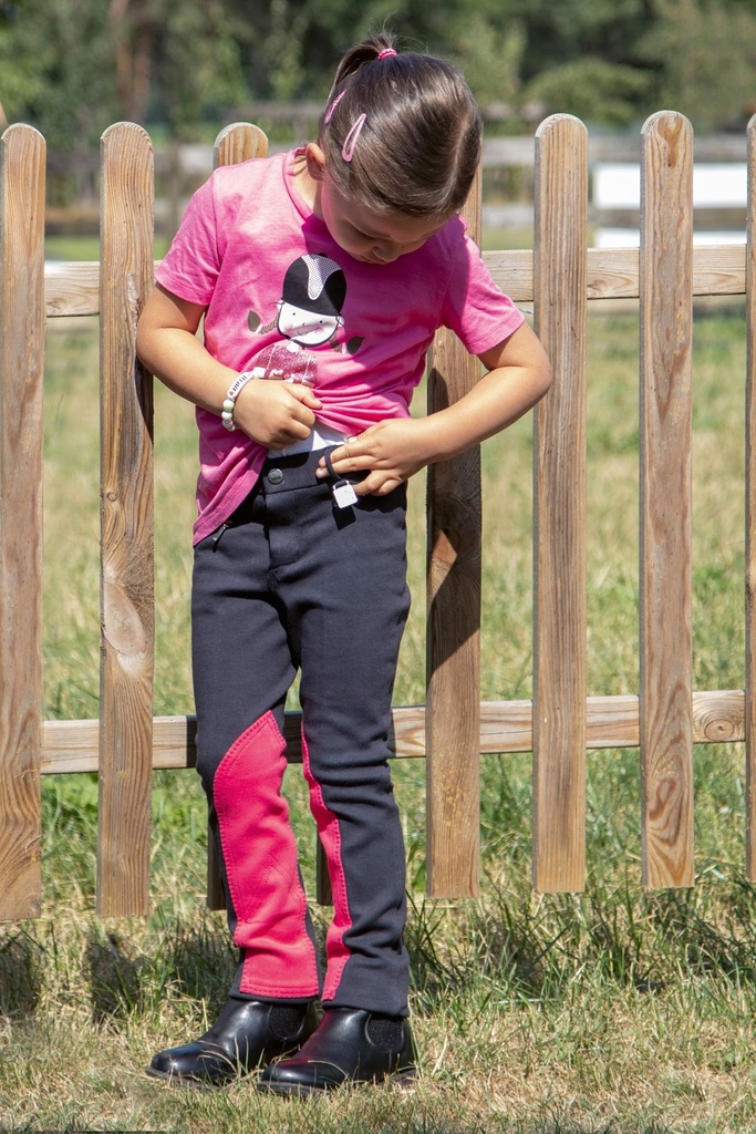 Pantalon enfant HKM My first HKM porté par un enfant