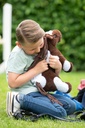 Pinto HKM Kids Cuddle Pony, tenu dans les bras d'un enfant