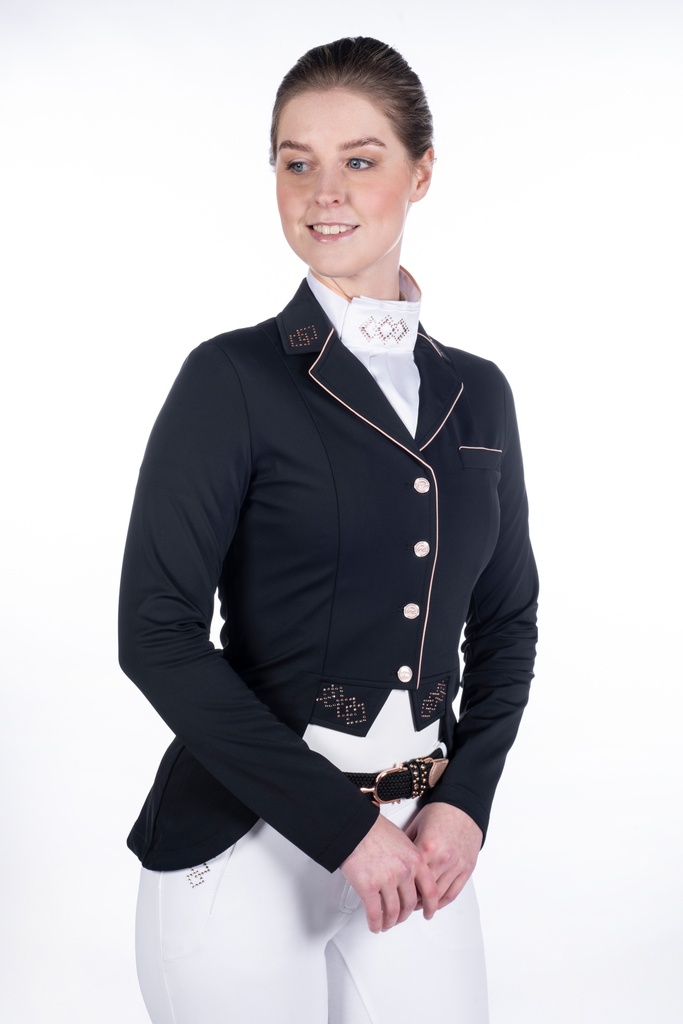 Frack court -Audrey- HKM porté de face par une cavalière en tenue de concours