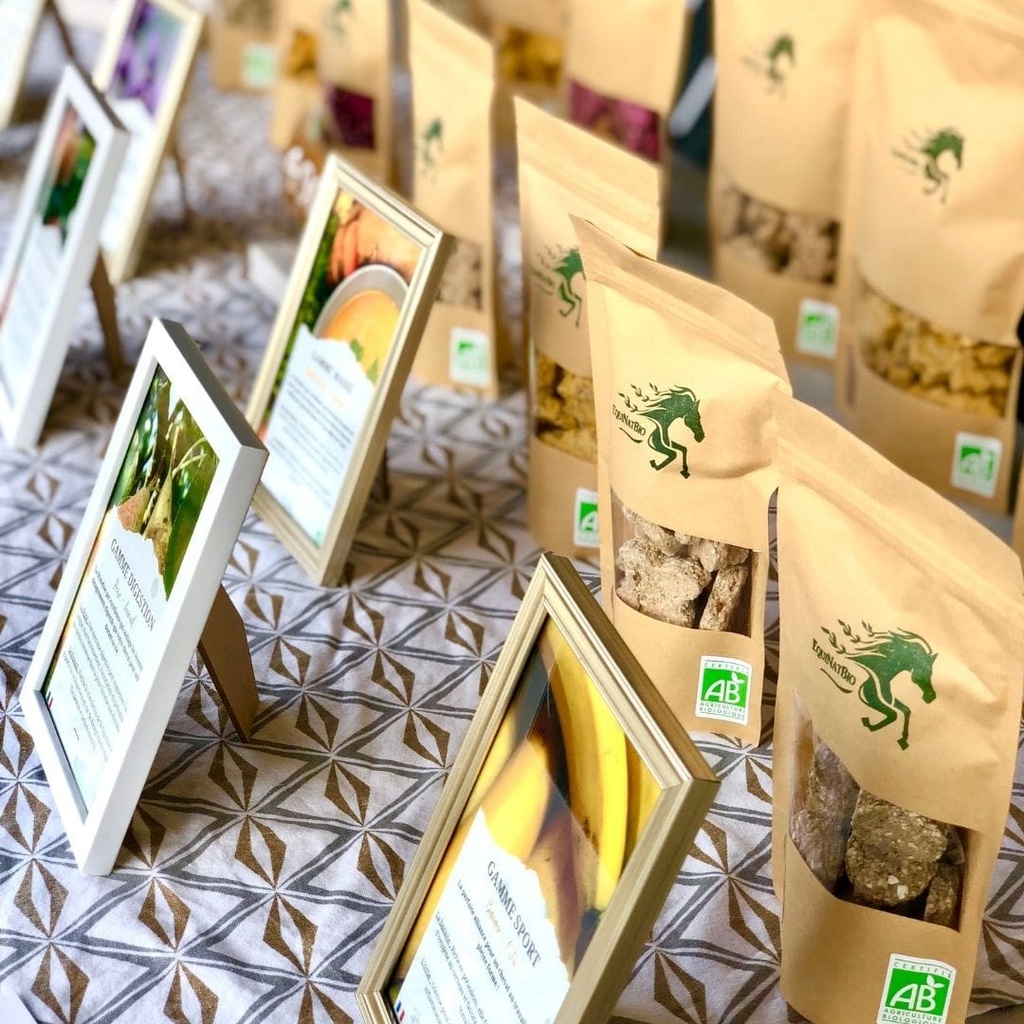 EQUIBIO-MASSE, sachet de friandises bio EquiNatBio, gros plan sur la texture et les ingrédients