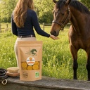 EQUIBIO-PARASITES, sachet de friandises bio EquiNatBio, gros plan sur la texture et les ingrédients
